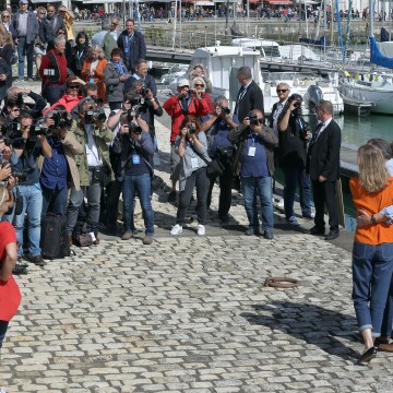 pose des acteurs face aux photographes au festival de la fiction TV