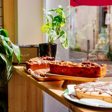 Cakes et gâteaux en vitrine d'un café