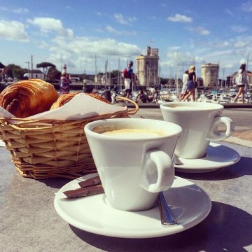 Café déjeuner sur le Vieux Port ©Kristian Turner