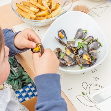 Enfant dégustant des moules à La Rochelle