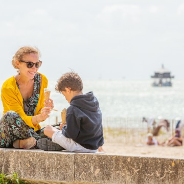 Mère et fils mangeant une glace plage des Minimes