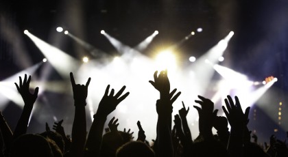 Mains levées devant la scène des Francofolies