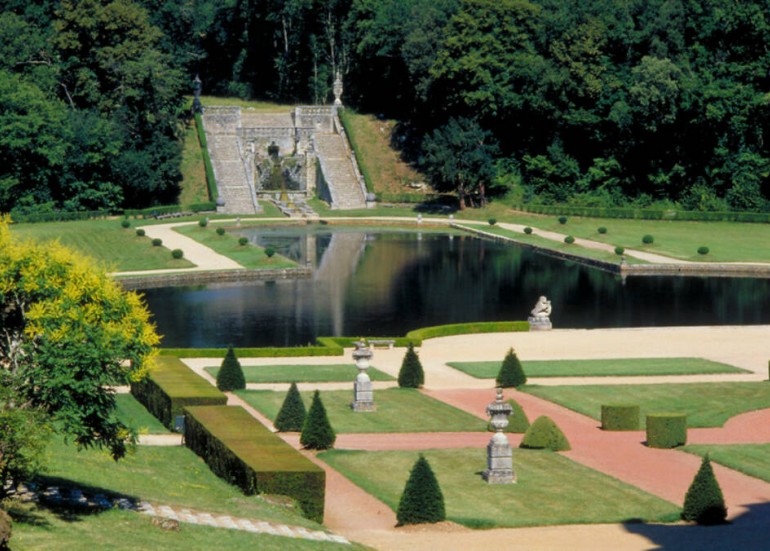 Les escaliers et la pièce d'eau - Chateau de la Roche Courbon
