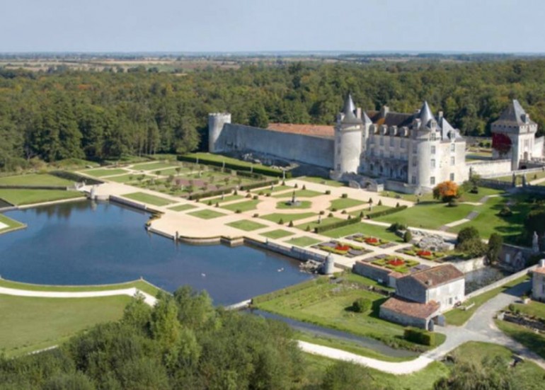 vue aérienne sur le château et la grande pièce d'eau