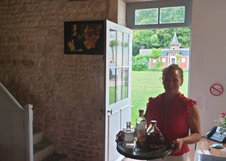 Audrey préparant une dégustation avec des Cognac rares