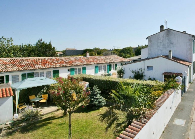 Le petit village** "clévacances" Le petit village** "clévacances"