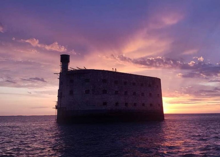 Getaway to Fort Boyard at sunset Getaway to Fort Boyard at sunset