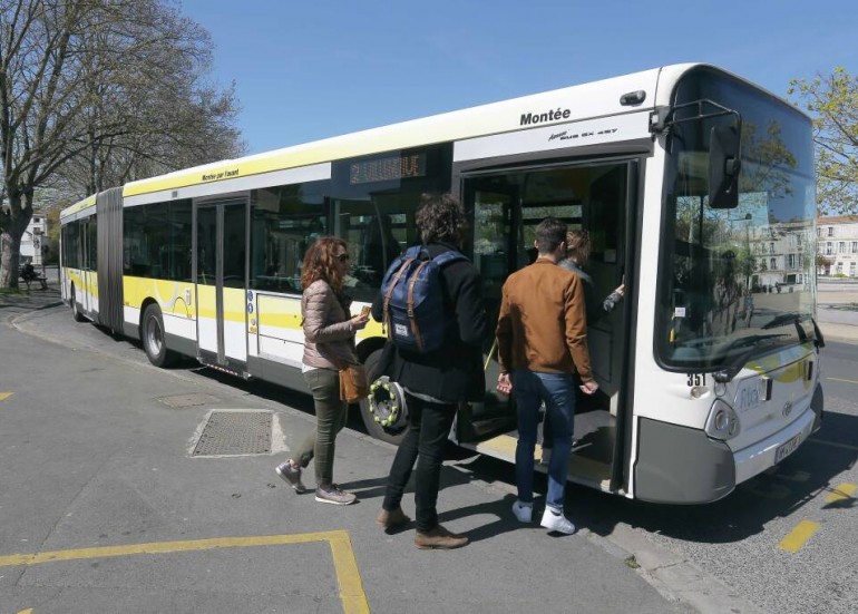 Montée dans le bus