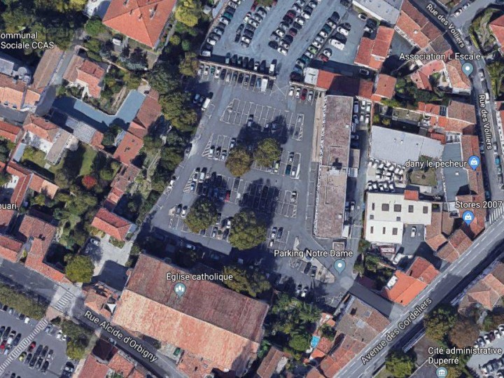 PARKING NOTRE DAME. Enjoy your holidays on your motorhome at LA