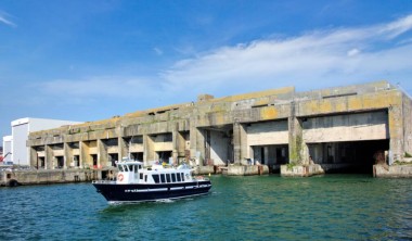 Visite de la base sous-marine par la mer Le navire Alizé devant la base sous-marine - La Rochelle Croisières