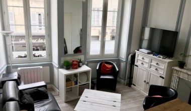pièce de vie avec grandes fenêtres, télévision, canapé et table basse Pièce de vie - La Rochelle Location Vacances