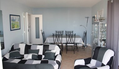 Salle à manger avec table et 6 chaises, ouvert sur salon avec un canapé et un fauteuil Salon / salle à manger - Dussauze Jacqueline