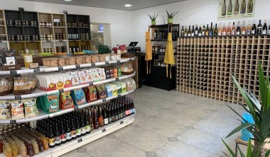 Vue intérieure du magasin avec étagères de vins, bières, snacks. Magasin vue 1