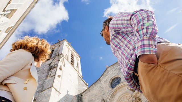 Couple regardant l'église St-Sauveur