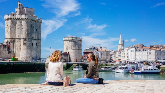 Jeunes femmes assises sur le quai du Vieux Port