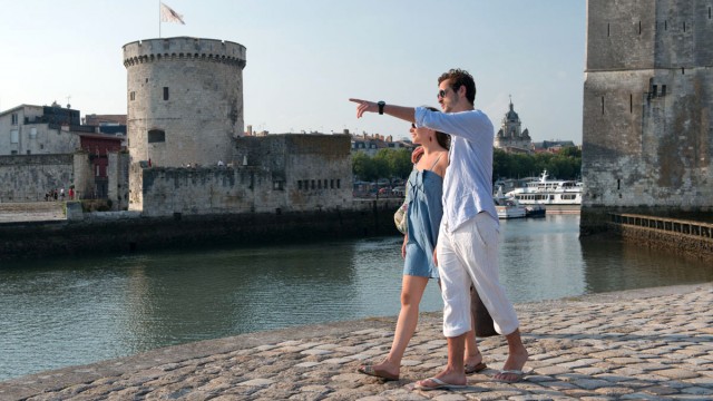 Promeneurs sur les quais devant les tours de La Rochelle
