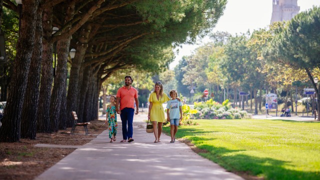 Famille marchant sur les allées du Mail