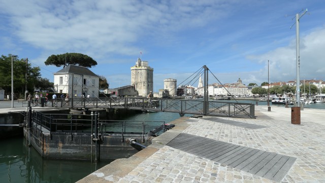 Tours sous un ciel bleu