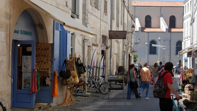 Des personnes marchant dans la rue St Nicolas