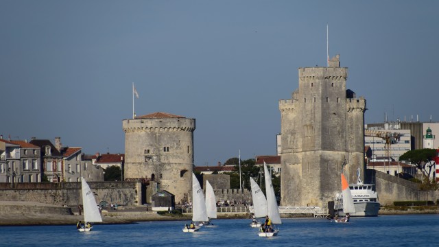 Les tours sous un ciel gris