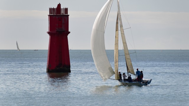 Voilier aux abords du Phare Richelieu La Rochelle