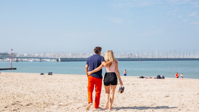 Balade en amoureux à la plage